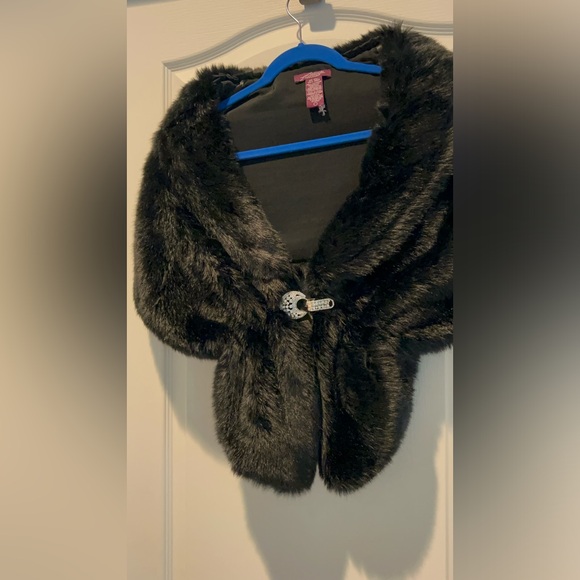 Black Faux Fur Glammie Shoulder Wrap - Picture 3 of 4